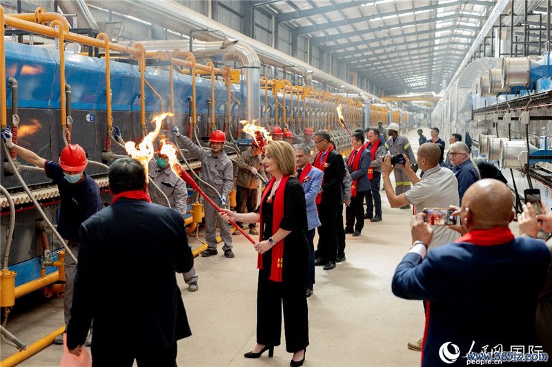 嘉宾们点燃瑞雅工业生产基地产业再升级的新引擎。瑞雅工业供图