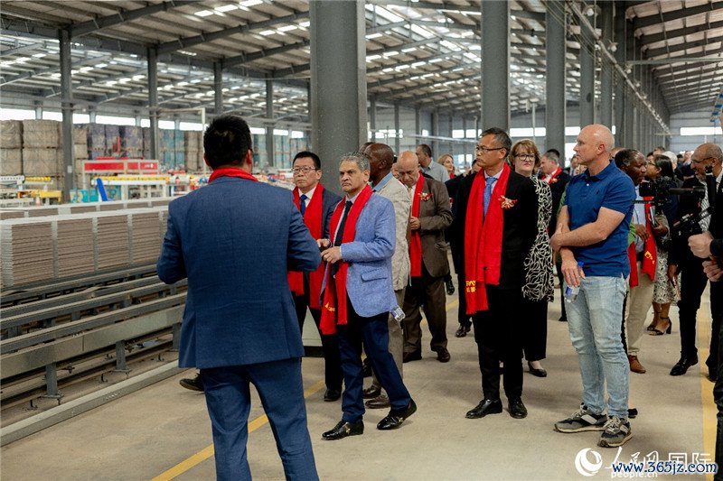 来访嘉宾参观工厂并详细了解了瓷砖生产的整体流程股票配资平仓线。瑞雅工业供图